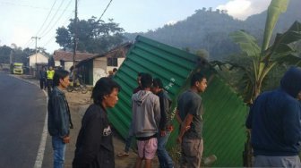 Truk Kontainer Mundur Tabrak Rumah Warga, Tiga Orang Terluka