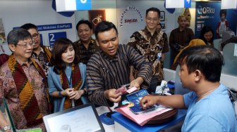 Direktur PT Bank Central Asia Tbk (BCA) Henry Koenaifi (kedua kiri) dan Lianawaty Suwono (tengah) didampingi oleh Kepala Kantor Wilayah X BCA Lukman (kanan) menyapa nasabah sebagai bentuk ungkapan terima kasih atas kesetiaan nasabah menggunakan layanan dan produk perbankan BCA di BCA Kantor Cabang Utama (KCU) Pasar Baru, Rabu (04/09). [Suara.com/Oke Atmaja]