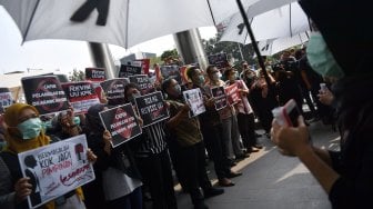 Pegawai KPK menggelar aksi unjuk rasa di kantor KPK, Jakarta, Jumat (6/9). [ANTARA FOTO/Sigid Kurniawan]