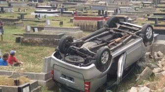 Pulang Ziarah, Mobil Nababan Terbalik di TPU Tanah Kusir