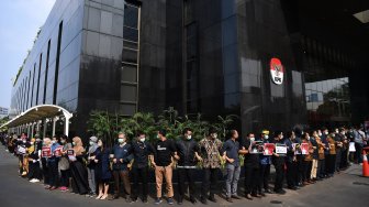 Pegawai KPK menggelar aksi unjuk rasa di kantor KPK, Jakarta, Jumat (6/9). [ANTARA FOTO/Sigid Kurniawan]