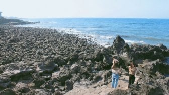 Yongduam Rock Kaya akan Legenda, Wisata Dekat Bandara Jeju Korsel Nih