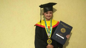 Kisah Noviana, Wisudawati Terbaik Unair yang Ditempa Dari Jalanan Surabaya