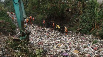 Setelah Sempat Viral, Pemkab Bekasi Angkut Sampah Kali Jambe yang Mengular