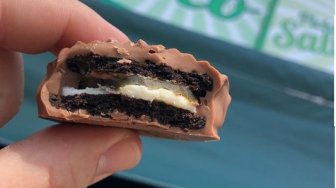 Bikin Penasaran, Toko Permen Ini Jual Cokelat Oreo Berisi Acar