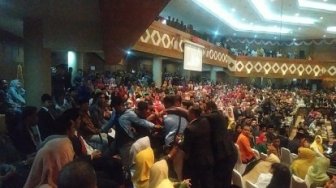 Pelantikan Anggota DPRD Riau Ricuh, Empat Mahasiswa Bentangkan Spanduk 