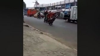 Viral Pemotor Mirip Emak-emak Standing di Depan Polantas, Kok Bisa?