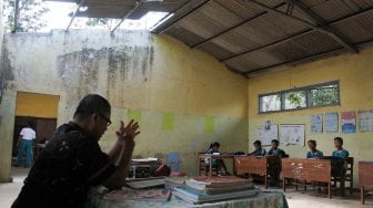 Siswa SDN Curah Takir 03 belajar di ruang kelas yang rusak di Desa Curah Takir, Tempurejo, Jember, Jawa Timur, Sabtu (7/9). [ANTARA FOTO/Seno]