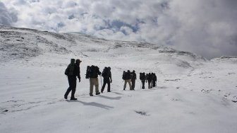 Sejumlah arkeolog menyisir medan menuju Danau Roopkund. (Wikimedia Commons Djd4rce)