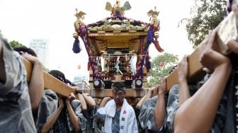 Sejumlah peserta mengikuti parade "Mikoshi" saat pagelaran Jak-Japan Matsuri 2019 di Parkir Tenggara, kompleks Gelora Bung Karno (GBK), Senayan, Jakarta, Sabtu (7/9). [ANTARA FOTO/M Risyal Hidayat]
