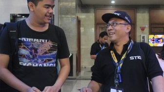 Kelik Irwantono (kanan) selaku President Director/CEO PT Stig Vape Indonesia berbincang dengan pengunjung dan menunjukkan salah satu produk dari STIG saat acara "Vape Fair" di JCC, Jakarta, Sabtu (7/9). [Suara.com/Angga Budhiyanto]
