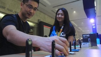 Pengunjung melihat produk Stig pada acara "Vape Fair" di JCC, Jakarta, Sabtu (7/9). (Suara.com/Angga Budhiyanto)