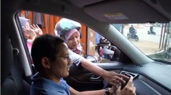 Cerita Sandiaga Dicegat Emak-Emak Naik Motor Saat ke Bandara: Ampun!