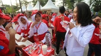 Dokter Gigi mengajarkan cara menyikat gigi dengan benar dalam gerakan Indonesia Tersenyum di Bulan Kesehatan Gigi Nasional (BKGN) 2019 di Jakarta, Sabtu (7/9). [Suara.com/Arya Manggala] 