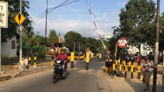 Perlintasan KA di Jalan Nias Blitar Hanya untuk Motor, Pemilik Mobil Protes