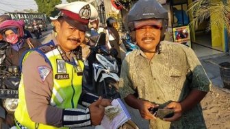 Kocak, Ayah Terjaring Razia dan Diperiksa Anak Kandungnya Sendiri