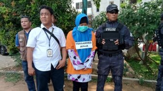 Istri Muda Bunuh Suami dan Anak Jalani Reskontruksi, Ini Fakta yang Terkuak