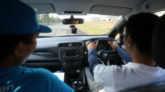Sejumlah jurnalis mengendarai mobil listrik Nissan Leaf saat media test drive di Bridgestone Test Course, Karawang, Jawa Barat, Senin (9/9). [Suara.com/Arya Manggala]