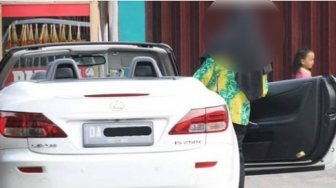 Turuti Larangan Naik Motor ke Sekolah, Siswi Ini Malah Naik Mobil Mewah