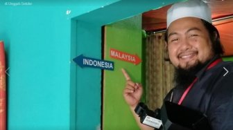 Unik! Lokasi Rumah Ini di Garis Batas Malaysia - Indonesia