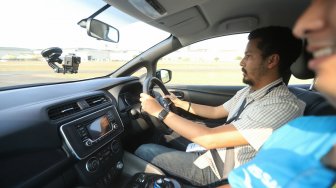 Sejumlah jurnalis mengendarai mobil listrik Nissan Leaf saat media test drive di Bridgestone Test Course, Karawang, Jawa Barat, Senin (9/9). [Suara.com/Arya Manggala]