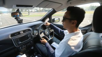Sejumlah jurnalis mengendarai mobil listrik Nissan Leaf saat media test drive di Bridgestone Test Course, Karawang, Jawa Barat, Senin (9/9). [Suara.com/Arya Manggala]
