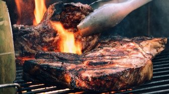 Vegan Protes Tetangga yang Bakar Daging, Warganet Pesta BBQ Depan Rumahnya