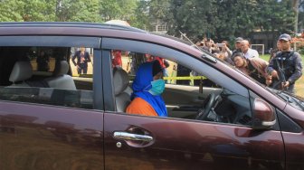 Suasana rekonstruksi kasus istri bunuh dan bakar suami serta anak tiri di Polda Metro Jaya, Senin (9/9). (Suara.com/Angga Budhiyanto)
