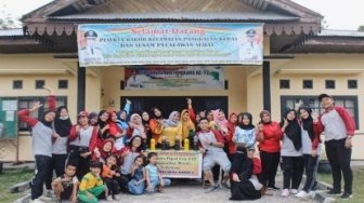 Mahasiswa Kukerta UNRI Dampingi Warga Buat Pupuk Cair Sederhana