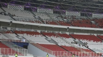 Suasana sepi jelang pertandingan Indonesia melawan Thailand dalam Kualifikasi Piala Dunia 2022 Zona Asia Grup G di Stadion Utama Gelora Bung Karno, Senayan, Jakarta, Selasa (10/9). [Suara.com/Arya Manggala]