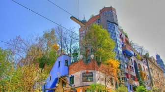 Jadi Ikon Wina, Inilah Hundertwasserhaus Si Apartemen Penuh Warna nan Sureal