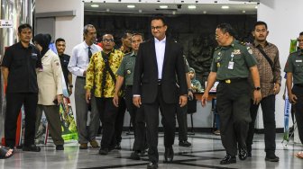 Gubernur DKI Jakarta Anies Baswedan (tengah) bersama Tim Dokter Kepresidenan Dr. A. Budi Sulistya (kedua kanan) berjalan keluar usai menjenguk Presiden ketiga RI BJ Habibie di Rumah Sakit Pusat Angkatan Darat (RSPAD), Jakarta, Selasa (10/9). [ANTARA FOTO/Galih Pradipta]