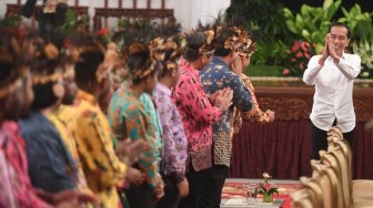 Presiden Joko Widodo (kanan) memberikan salam kepada sejumlah tokoh Papua sebelum pertemuan di Istana Negara, Jakarta, Selasa (10/9). [ANTARA FOTO/Akbar Nugroho Gumay]