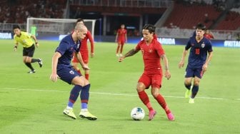 Penyerang Timnas Indonesia, Irfan Bachdim (tengah) berebut bola dengan pemain Timnas Thailand dalam laga putaran kedua Kualifikasi Piala Dunia 2022 Zona Asia Grup G di Stadion Utama Gelora Bung Karno, Selasa (10/9/2019). [Suara.com/Arya Manggala]