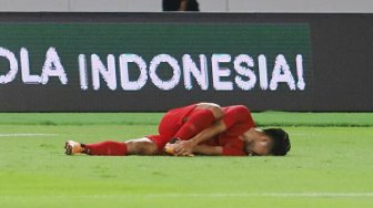 Pemain Timnas Indonesia Andik Vermansah terjatuh dalam pertandingan Kualifikasi Piala Dunia 2022 Zona Asia Grup G melawan Timnas Thailand di Stadion Utama Gelora Bung Karno, Senayan, Jakarta, Selasa (10/9).[Suara.com/Arya Manggala]