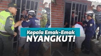 Gara-Gara Terlalu Kepo,  Kepala Emak ini Sampai Nyangkut di Pintu!