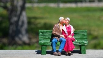 Haru! Momen Pasangan Kakek-Nenek Rayakan Ulang Tahun Pernikahan ke-70, Gaun Pengantin Istri Masih Muat Dipakai