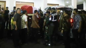 Petugas membawa peti jenazah berisi almarhum Presiden ke-3 RI BJ Habibie ke dalam mobil ambulans di Rumah Sakit Pusat Angkatan Darat (RSPAD) Gatot Soebroto, Jakarta, Rabu (11/9). [Suara.com/Arya Manggala]