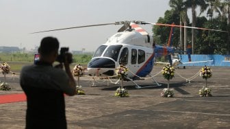 Petugas memeriksa Helikopter jenis Bell 429/P-3203 di Hanggar 3 Ditpoludara Korpolairud Polri, Jakarta, Rabu (11/9). [Suara.com/Arya Manggala]