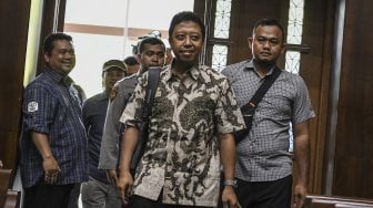 Mantan Ketua Umum Partai Persatuan Pembangunan (PPP) Romahurmuziy menjalani sidang dengan agenda pembacaan dakwaan di Pengadilan Tipikor, Jakarta, Rabu (11/9).[ANTARA FOTO/Muhammad Adimaja]