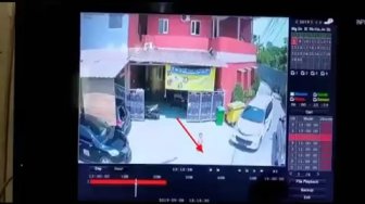 Terekam CCTV, Anak Kecil di Bekasi Tertabrak dan Terlindas Mobil