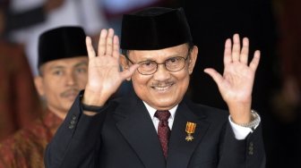 Fans Pemeran Cinta Pertama Berduka Atas Kepergian BJ Habibie