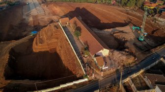 Foto udara SDN Cijolang yang terdampak proyek Tol Cisumdawu di Tanjungsari, Kabupaten Sumedang, Jawa Barat, Selasa (10/9).  [ANTARA FOTO/Raisan Al Farisi]
