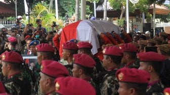 Personel Pasukan Pengamanan Presiden (Paspampres) mengusung peti jenazah almarhum Presiden ke-3 Republik saat prosesi penyerahan jenazah BJ Habibie di rumah duka kawasan Patra Kuningan, Jakarta, Kamis (12/9).[Suara.com/Angga Budhiyanto]