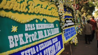 Karangan bunga duka di area rumah BJ Habibie di kawasan Kuningan, Jakarta Selatan, Kamis (12/9). [Suara.com/Angga Budhiyanto] 