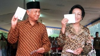 Presiden Indonesia BJ Habibie (kiri) dan istrinya Ainun Hasri memperlihatkan surat suara mereka 07 Juni 1999 di Jakarta. [Foto/AFP]