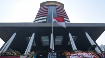 Bendera Merah Putih berkibar setengah tiang di halaman gedung KPK, Jakarta, Kamis (12/9). [ANTARA FOTO/Indrianto Eko Suwarso]