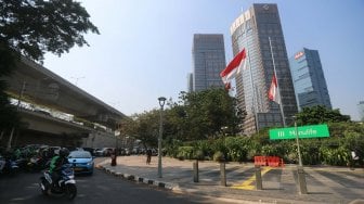 Bendera merah putih berkibar setengah tiang di kawasan Jalan Sudirman, Jakarta, Kamis (12/9).  [Suara.com/Arya Manggala]