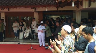 Pelayat dan Keluarga Langsungkan Salat Jenazah di Rumah Duka Habibie