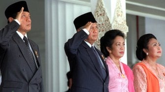 Presiden Indonesia BJ Habibie (2nd L) memberi hormat kepada pasukannya saat mereka berpawai selama upacara pengibaran bendera untuk menandai peringatan 54 tahun kemerdekaan negara di istana presiden di Jakarta 17 Agustus 1999. [Foto/AFP]